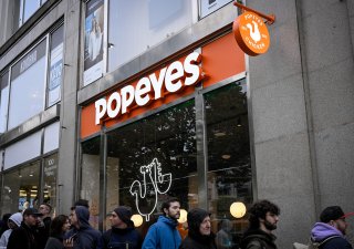 Louisianský řetězec rychlého občerstvení Popeyes otevřel na Václavském náměstí svou první českou pobočky