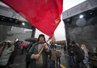 Dvanáctý balík sankcí EU zahrnuje i Putinovu příbuznou, napsal EU Observer