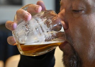 Dvě třetiny hospod po lednovém navýšení DPH zdražily čepované pivo, v průměru o tři koruny na půllitr