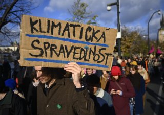 Protestní průvod přes Národní třídu na Albertov završil vysokoškolskou stávku za klima