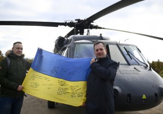 Veřejná prezentace vrtulníku UH-60 Black Hawk. Na snímku vpravo je chargé d'affaires Velvyslanectví Ukrajiny v ČR Vitalij Usatyj