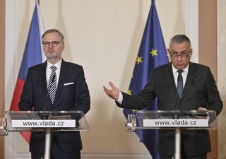 Premiér Petr Fiala (vlevo) a ministr průmyslu a obchodu Jozef Síkela na tiskové konferenci ke státní pomoci energeticky náročným firmám s cenami energií.