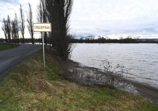 Louka zaplavená vodou z rozvodněné řeky Moravy u obce Třeština na Šumpersku, 25. prosince 2023.