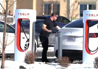 Tesla u nabíjecí stanice
