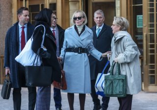 Novinářka Elizabeth Jean Carrollová (na snímku uprostřed), kterou Trump dle poroty sexuálně napadl, dostala odškodné 5,6 mil dolarů.