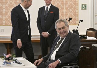 Zeman zesměšnil Fialův kabinet, nazval ho vládou amatérů. A sklidil potlesk