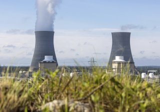 Výstavba bloků Vogtle 3 a 4 v americké Georgii. Projekt byl dokončen v roce 2024 a stal se prvním novým jaderným rozšířením v USA po více než třiceti letech.