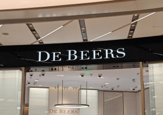De Beers, někdejší světový diamantový monopol, změní většinového majitele. Poprvé od roku 1926