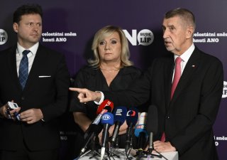 Zleva Radek Vondráček, Alena Schillerová a Andrej Babiš z hnutí ANO
