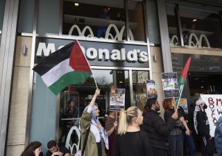 Řetězec McDonald's po bojkotech odkoupí zpět franšízové pobočky v Izraeli