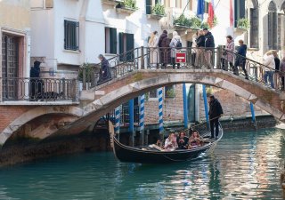Turisté, kteří navštíví italské Benátky, aniž by v nich přespali, budou muset uhradit pět eur (125 korun).