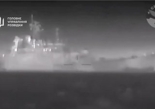 Ruská obojživelná loď Caesar Kunikov byla podle ukrajinských ozbrojených sil potopena u pobřeží Ruskem okupovaného Krymu