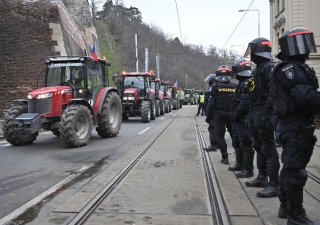 Na protest zemědělců do Prahy vyjelo 700 traktorů