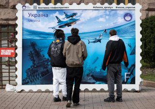 Poštovní známka velikosti plakátu v centru Kyjeva zobrazující ruské válečné lodě potopené po ukrajinských útocích v Černém moři