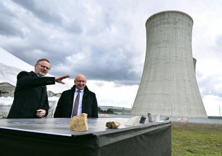 Premiér Petr Fiala a šéf ČEZ Daniel Beneš v jaderné elektrárně Dukovany