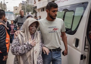Palestinci po izraelských náletech na město Rafah