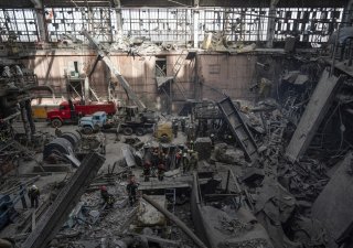 Trosky ukrajinské elektrárny DTEK, která byla zničena ruským raketovým útokem (ilustrační foto)