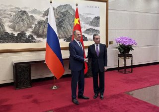 Šéf ruské diplomacie Sergej Lavrov a jeho čínský protějšek Wang I