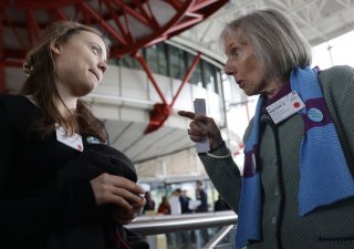 Švýcarská členka organizace Senior Women for Climate Rosmarie Wydler-Waltiová (vpravo) hovoří se švédskou klimatickou aktivistkou Gretou Thunbergovou
