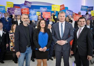 Zahájení kampaně koalice Přísaha a Motoristé sobě k volbám do Evropského parlamentu. Vpředu zleva předseda hnutí Přísaha Robert Šlachta, dvojka na kandidátce Nikola Bartůšek, lídr kandidátky Filip Turek a předseda strany Motoristé sobě Petr Macinka