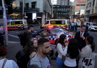 Šest lidí zemřelo po útoku nožem v Sydney, útočník je mrtev