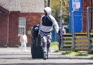 Britský parlament přijal zákon umožňující deportace migrantů do Rwandy