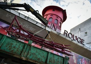 V Paříži se zřítila křídla mlýna na kabaretu Moulin Rouge