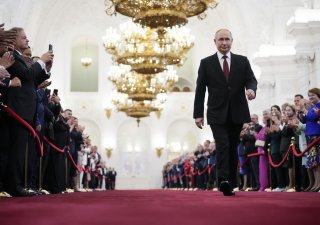 Putin v Kremlu složil přísahu a oficiálně se znovu ujal prezidentského úřadu