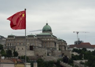 Čínská státní vlajka s Budínským hradem v pozadí vlaje v Budapešti (středa 8. května 2024)