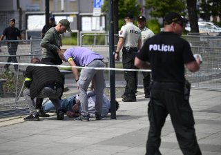Slovenská policie obvinila muže podezřelého z útoku na Fica z pokusu o vraždu