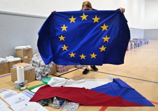 Pracovnice jihlavského magistrátu kompletuje vybavení volebních místností před volbami do Evropského parlamentu