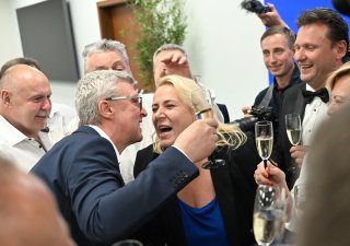 Oslava ve štábu ANO, hnutí ovládlo evropské volby v ČR. Na snímku uprostřed Karel Havlíček a Klára Dostálová.