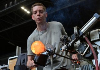 Pracovník sklárny Moser vyrábí Křišťálový globus pro Mezinárodní filmový festival