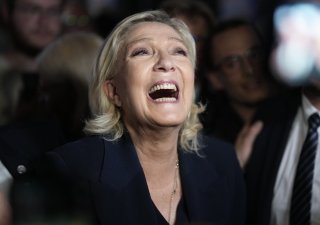 Krajně pravicová strana Národní sdružení (RN) Marine Le Penové získala v prvním kole parlamentních voleb ve Francii přibližně 34 procent hlasů
