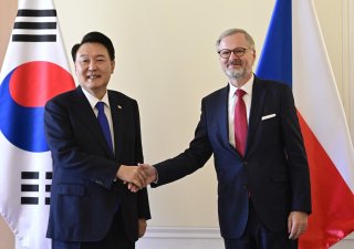 Premiér Petr Fiala (ODS; vpravo) a jihokorejský prezident Jun Sok-jol (vlevo)
