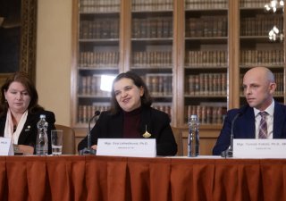 Zleva rektorka Univerzity Karlovy Milena Králíčková, děkanka Filozofické fakulty UK Eva Lehečková a ředitel Nadačního fondu UK Tomáš Vokáč