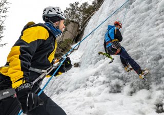 Na ledopád v Labském dole v Krkonoších míří týdně desítky lezců
