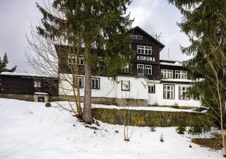 Zchátralý penzion Koruna v Harrachově změnil vlastníka