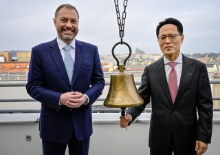 Generální ředitel Burzy cenných papírů Praha Petr Koblic (vlevo) a prezident společnosti Doosan Enerbility Sang Hyun Park v únoru 2026 slavnostně zahájili obchodování společnosti Škoda Doosan Power