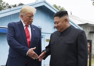 Americký prezident Donald Trump s vůdcem Severní Koreje Kim Čong-unem (2019)