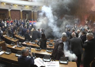 V srbském parlamentu zapálili opoziční poslanci dýmovnice na protest proti vládě