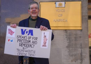 Zaměstnanci Hlasu Ameriky žalují Trumpovu administrativu kvůli omezení chodu