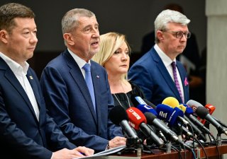 Zleva předseda SPD Tomio Okamura, předseda hnutí ANO a poslanec Andrej Babiš, předsedkyně poslaneckého klubu ANO Alena Schillerová a místopředseda Poslanecké sněmovny Karel Havlíček (ANO)