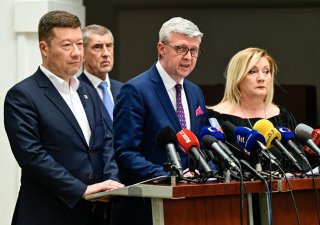Zleva předseda SPD Tomio Okamura, předseda hnutí ANO a poslanec Andrej Babiš, místopředseda Poslanecké sněmovny Karel Havlíček (ANO) a předsedkyně poslaneckého klubu ANO Alena Schillerová