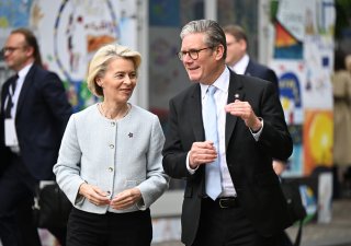Šéfka Evropské komise Ursula von der Leyenová a britský premiér Keir Starmer