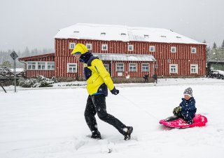Na hřebenech Krkonoš se drží souvislá vrstva sněhu, místy až 25 cm