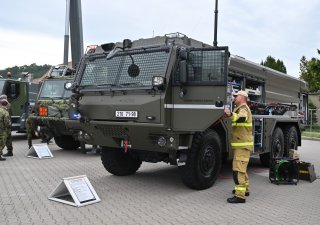 Cisternový stříkací vůz Tatra vojenské hasičské jednotky