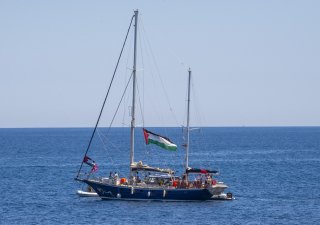 Loď s Gretou Thunbergovou a dalšími aktivisty mířící k Pásmu Gazy s humanitární pomocí byla přesměrována do Izraele