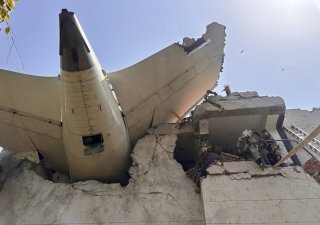 Letadlo Boeing 787 společnosti Air India s 242 lidmi na palubě mířící do Británie se zřítilo u letiště v západoindickém městě Ahmadábád