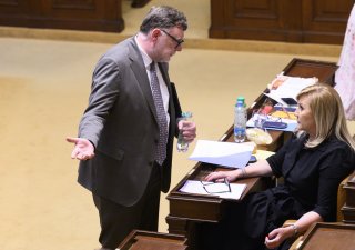 Ministr financí Zbyněk Stanjura z ODS (vlevo) a předsedkyně poslaneckého klubu ANO Alena Schillerová